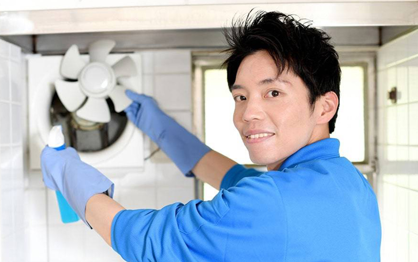 清掃をしている男性の画像